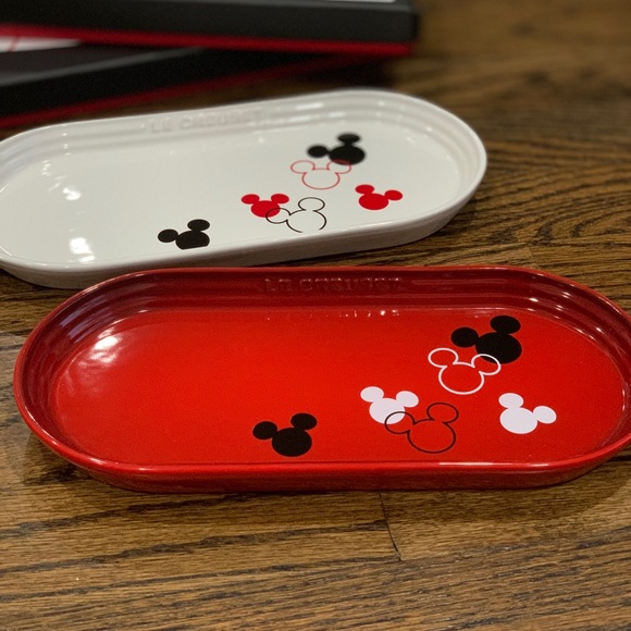 New Disney Mickey x Le Creuset Oblong Plates Set of 2 - Picture 2 of 7
